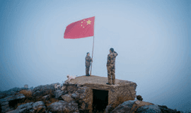 新时代奋斗者王继才向国旗敬礼