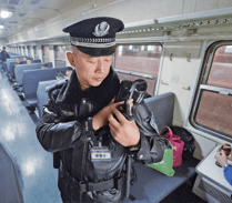 警察佩戴执法记录仪