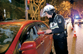 警察查处酒后驾车行为