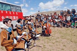 乌兰牧骑的演员们在为农牧民演奏