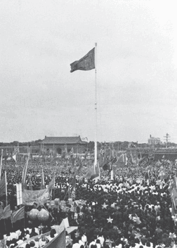 1949年10月1日,毛泽东按动电钮,新中国第