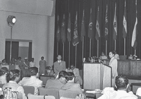 1955年4月24日,周恩来在万隆会议闭幕式上发言