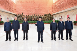 习近平在延安革命纪念馆参观《伟大历程——中共