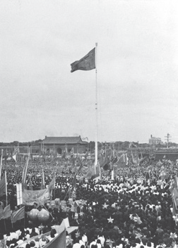 1949年10月1日,毛泽东按动电钮,新中国第