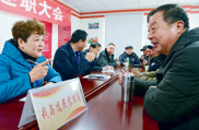 人大代表听取选民的意见和建议