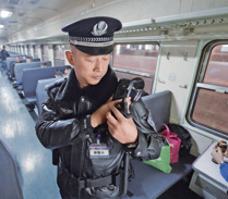 警察佩戴执法记录仪