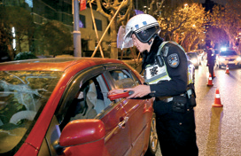 警察查处酒后驾车行为