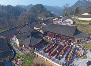 十八洞村中摆起“长龙宴”庆贺苗年