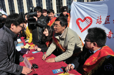 “当代雷锋”郭明义坚持为人民服务