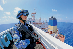 中国海军护航编队派特战队员执行随船护卫任务