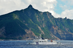 中国海监船在钓鱼岛海域开展维权巡航执法