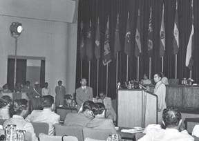 1955年4月24日，周恩来在万隆会议闭幕式上发言