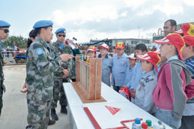 中国维和官兵向维和地区学生介绍地雷常识